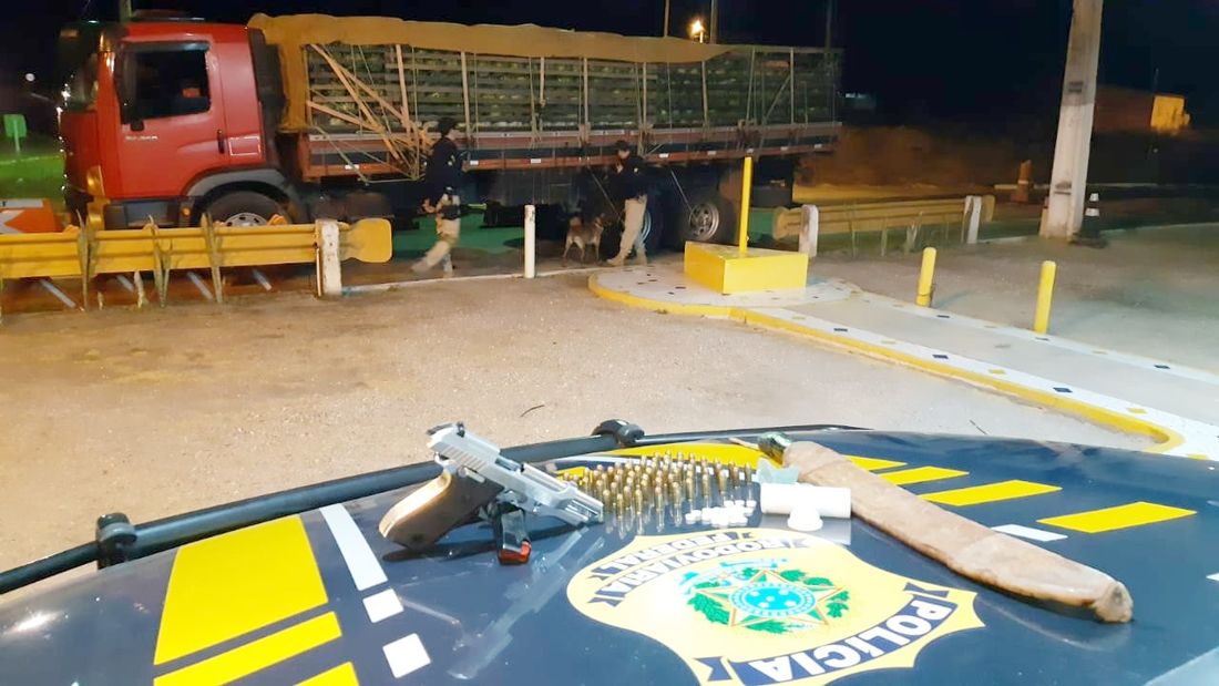 PRF apreende cocaína, pistola e rebites em caminhão com carga de melancias