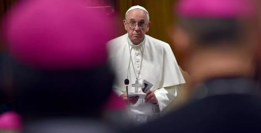 Vaticano proíbe bênção a uniões homossexuais, mas nega discriminação