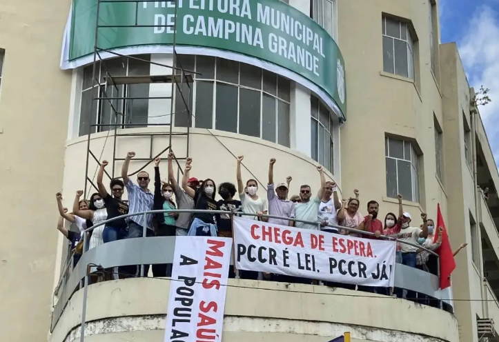 Servidores ocupa  prédio da Prefeitura de Campina Grande para cobrar respostas da gestão  que continua ignorando os efetivos pós suas reivindicações