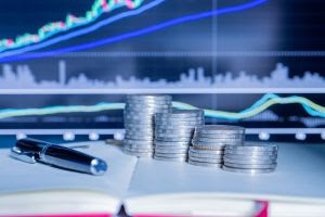 Especialistas analisam expectativa de queda da Taxa Selic e seus impactos na economia e investimentos