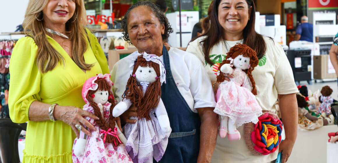 Primeira-dama do Estado participa da abertura de feira no Ferreira Costa na Semana da Criança e destaca importância do espaço para o artesanato