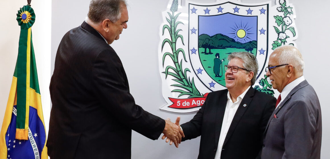 João Azevêdo recebe visita do presidente do Tribunal de Justiça e reforça harmonia e diálogo entre os Poderes