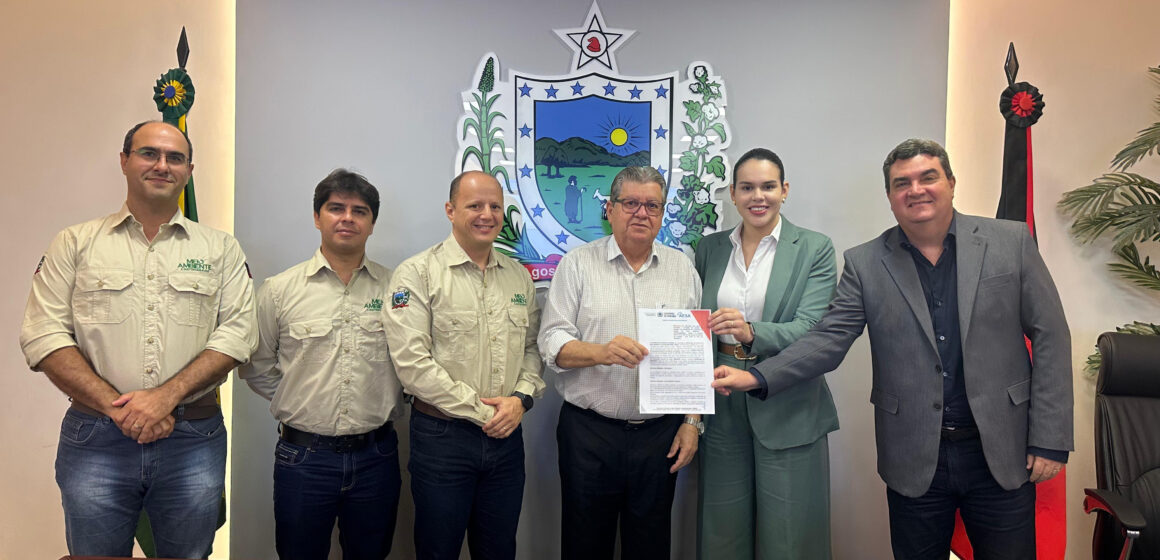 João Azevêdo busca meios para implantação do programa Paraíba Mais Verde